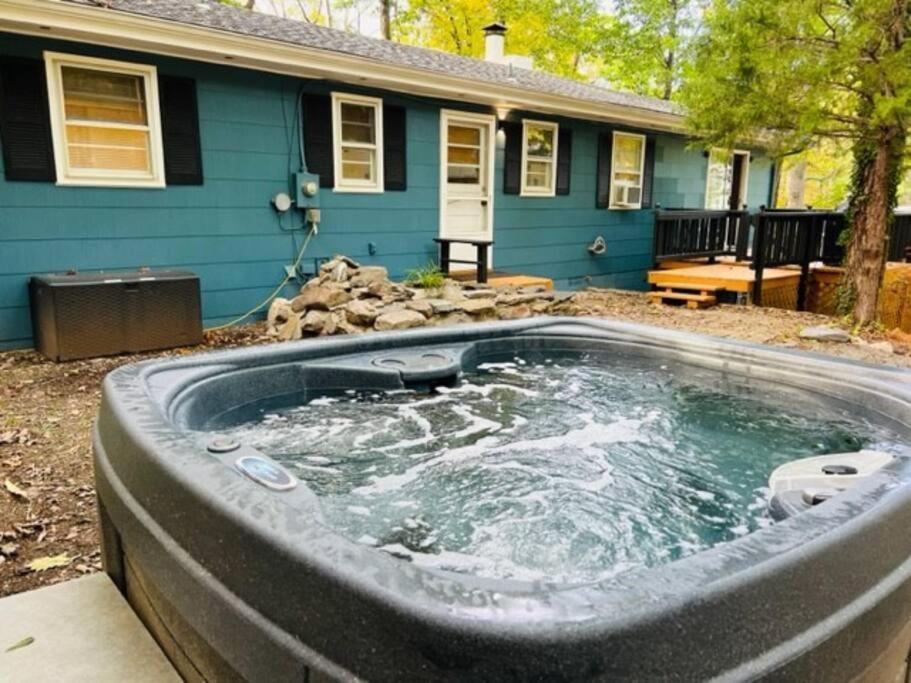 Mountain Lake Retreat - Hot Tub, Lake, Fire Pit, Wineries, Restaurant Harpers Ferry Eksteriør billede