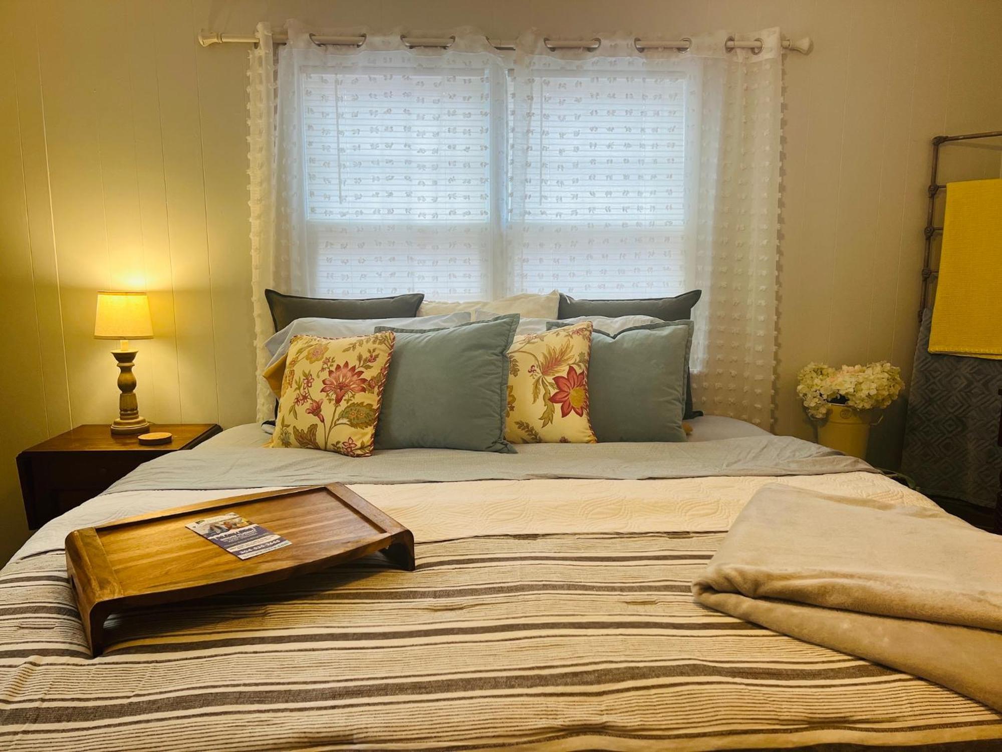Mountain Lake Retreat - Hot Tub, Lake, Fire Pit, Wineries, Restaurant Harpers Ferry Eksteriør billede
